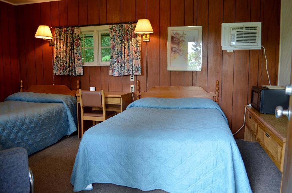 Chamber Lane Motel Round Lake Room photo